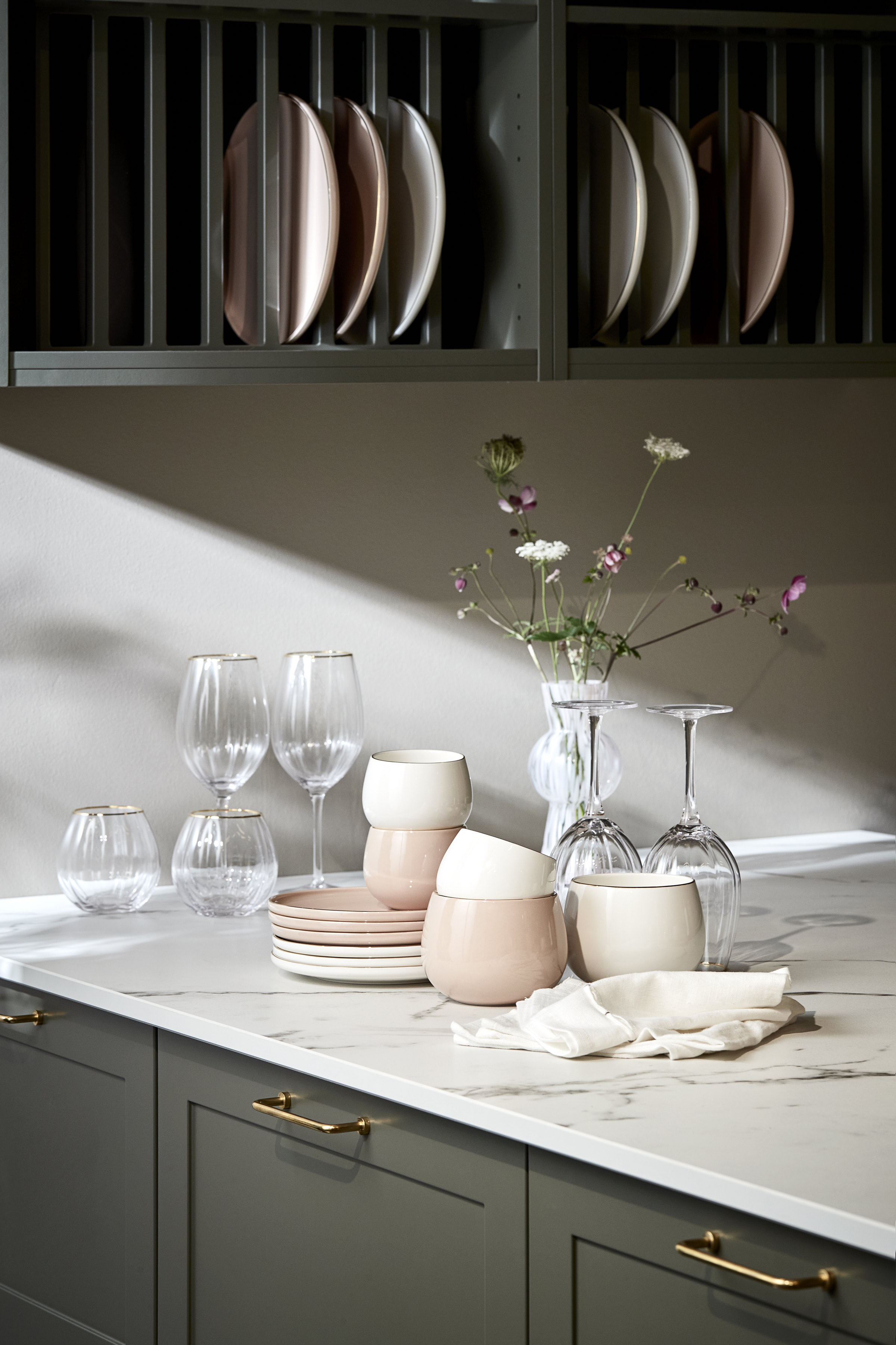 kuchnia-marmurowy-blat-zlote-uchwyty-lene-bjerre-polska-outlet-sklep-designbywomen